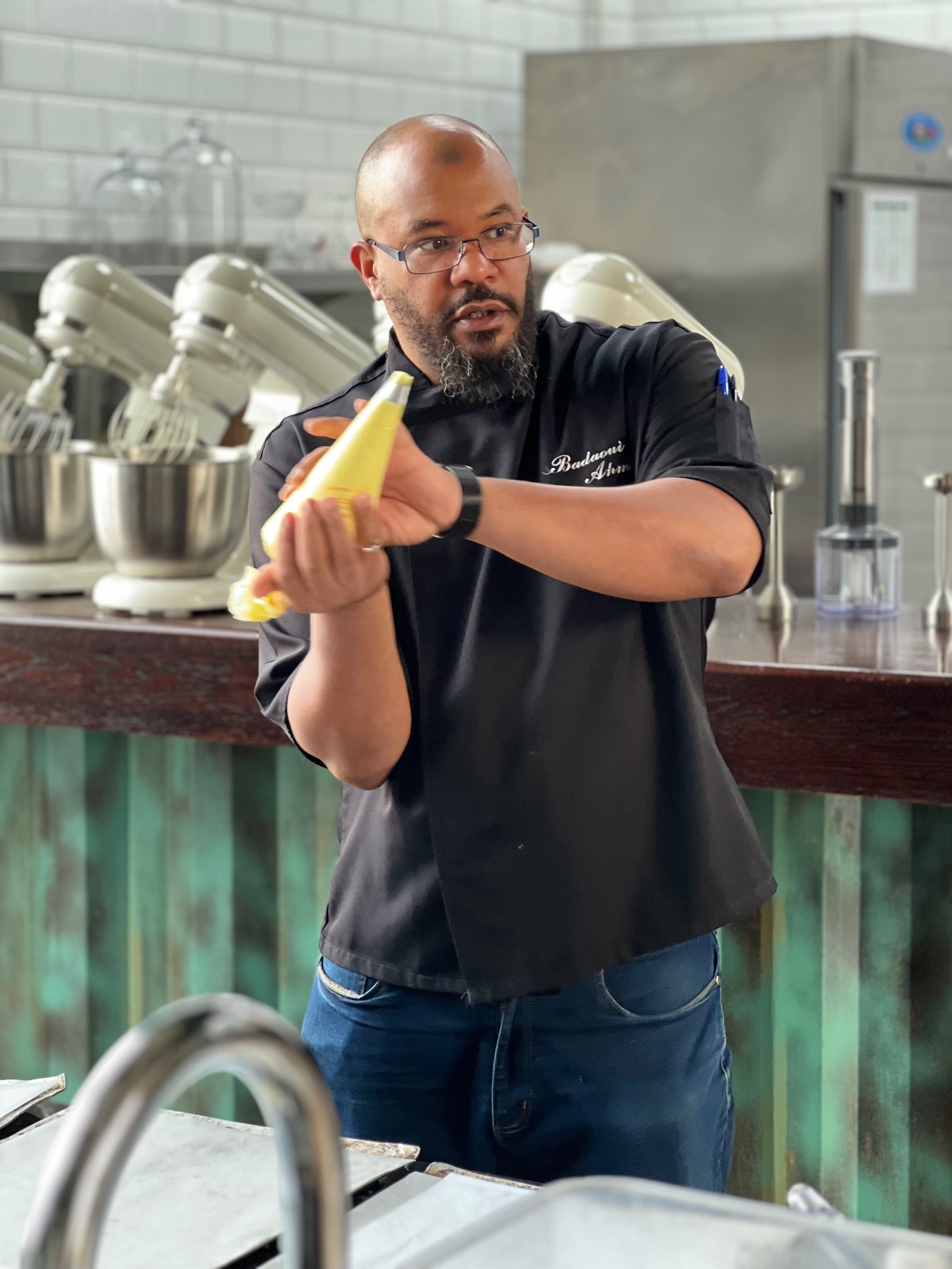 Chef Ahmed Badaoui démontrant un geste technique en atelier de cuisine