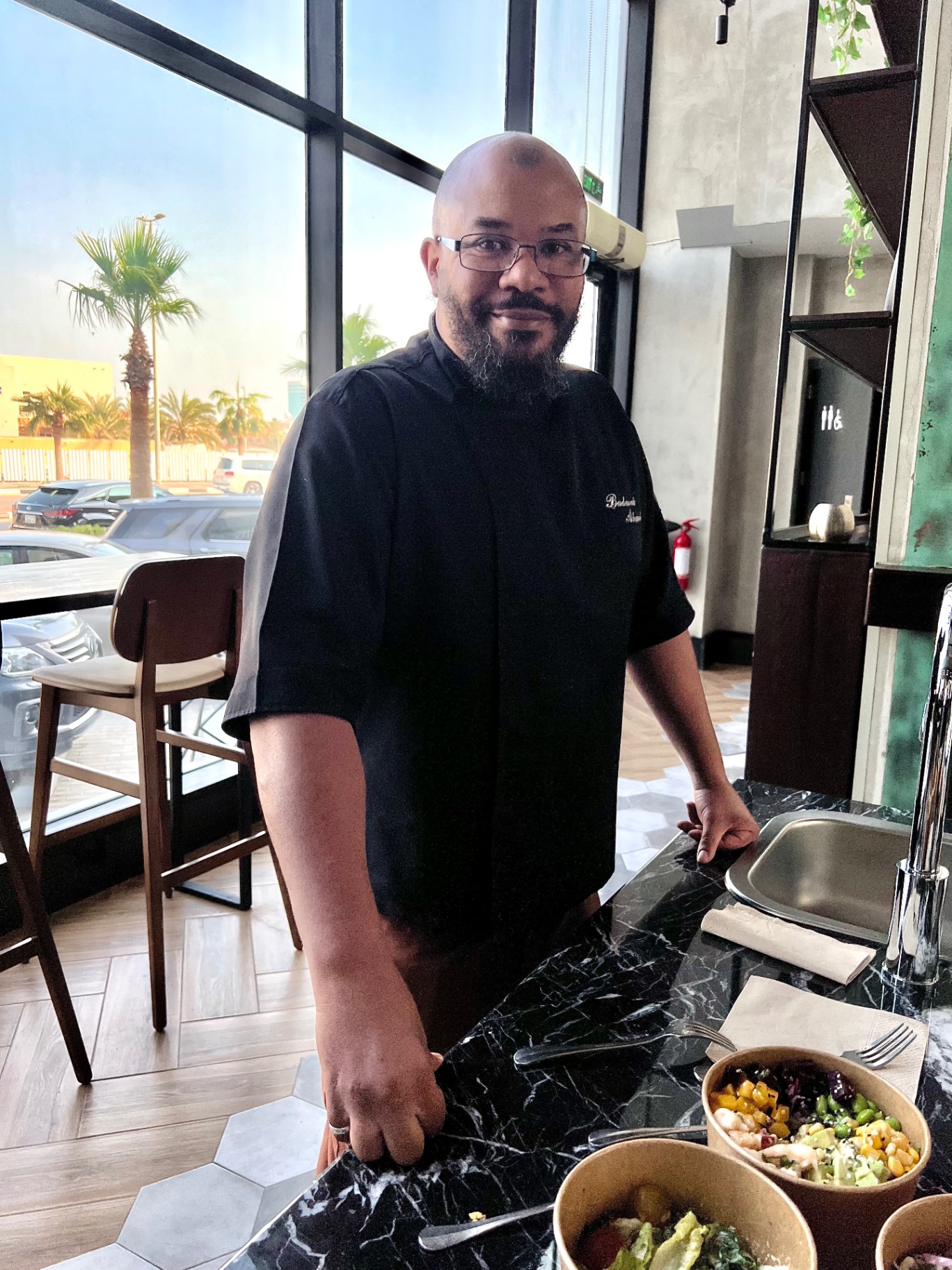 Chef Ahmed Badaoui, fondateur de OuiChef Academy, en veste de cuisine dans son restaurant