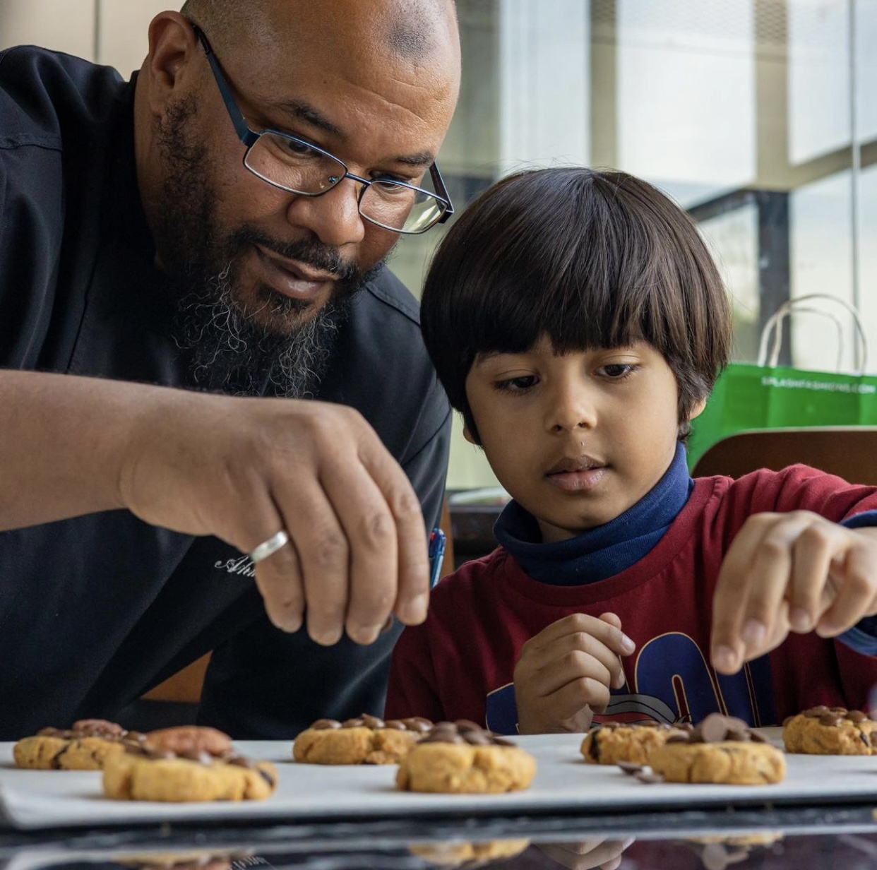 Chef Ahmed Badaoui accompagnant un élève pendant un atelier pratique