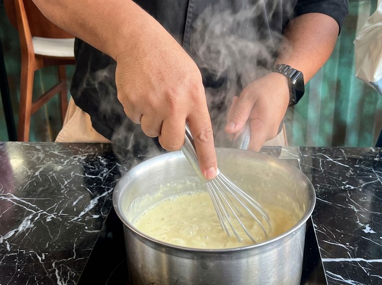 Préparation d'une sauce mère émulsionnée au fouet dans une casserole en cuivre — niveau Intermédiaire OuiChef Academy